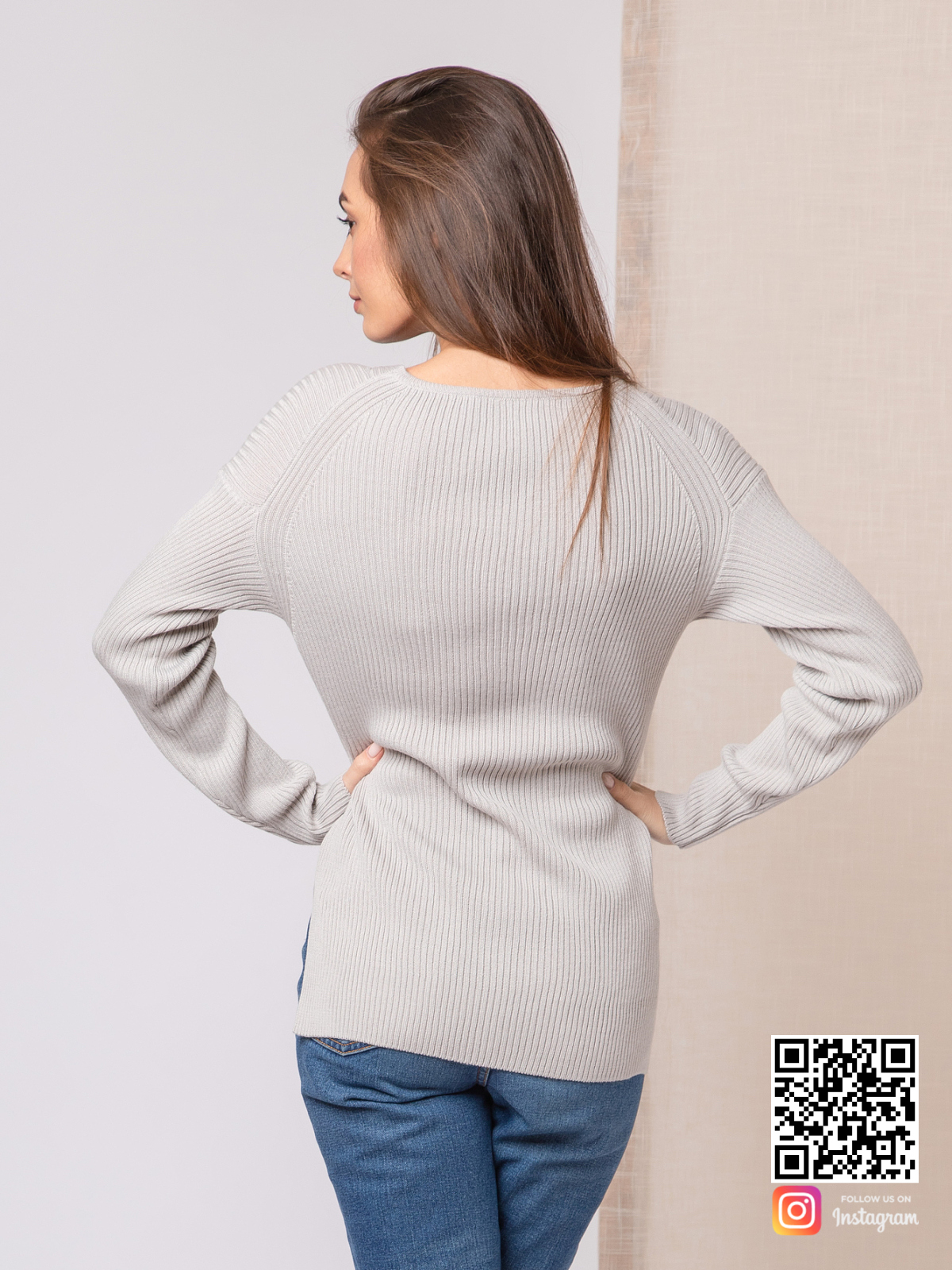 На второй фотографии женский укороченный свитер со спины от Shapar, бренда вязаной одежды ручной работы в интернет-магазине связанных спицами вещей.