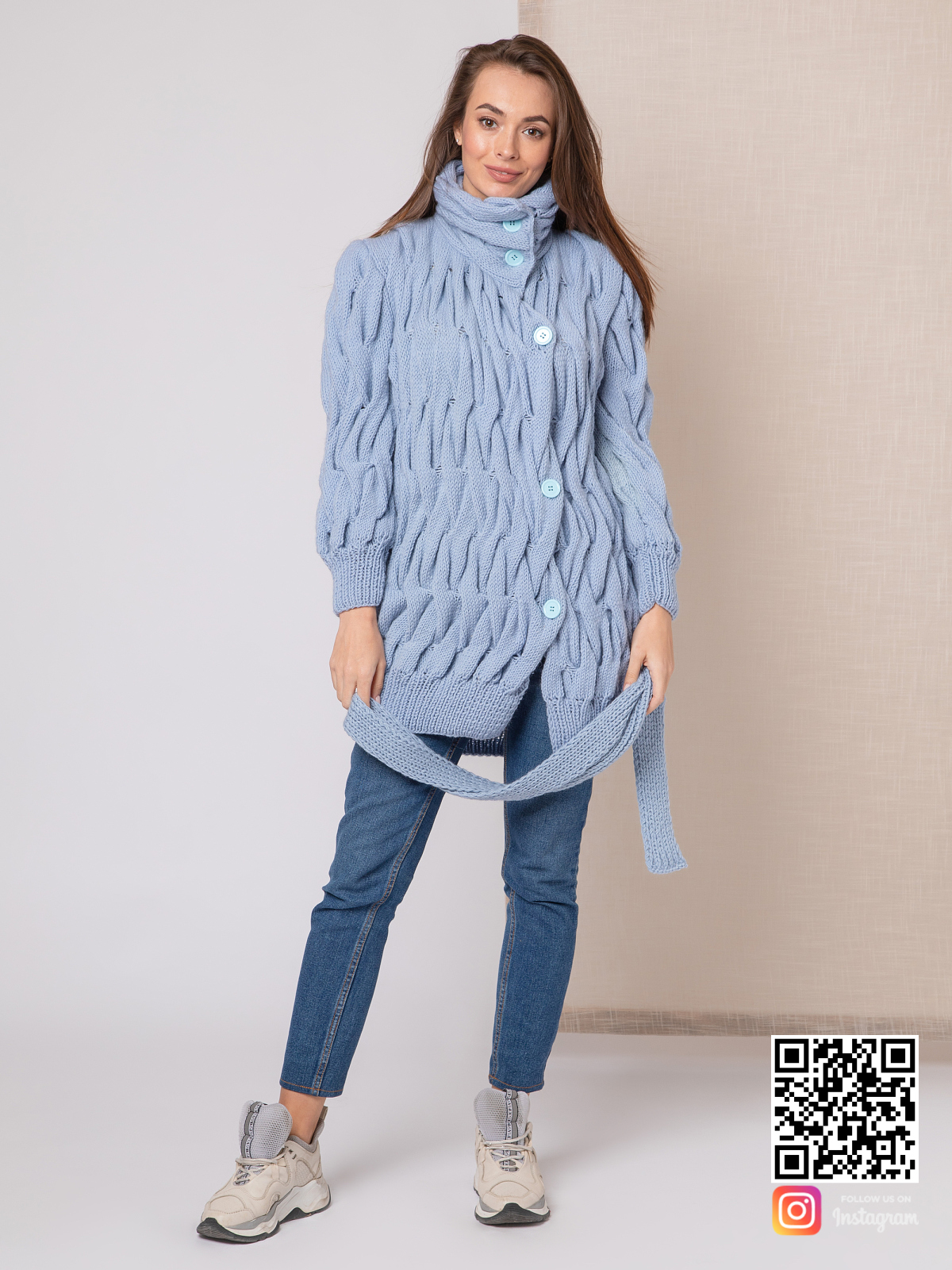 На шестой фотографии голубое вязаное пальто для женщин от Shapar, бренда одежды ручной работы в интернет-магазине связанных спицами вещей.
