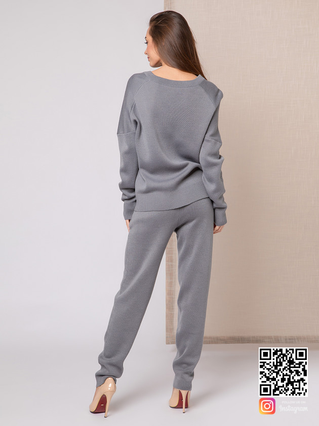 На второй фотографии вязаный спортивный костюм женский со спины от Shapar, бренда одежды ручной работы в интернет-магазине связанных спицами вещей.