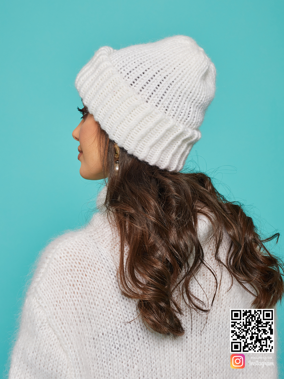 На четвертой фотографии белая вязаная шапка женская со спины от Shapar, бренда одежды и головных уборов ручной работы в интернет-магазине связанных спицами вещей.