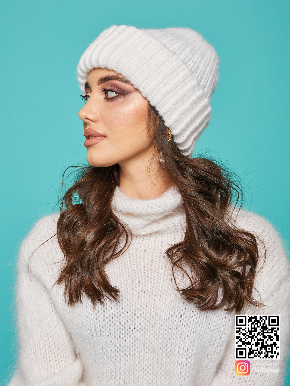 На третьей фотографии шерстяная вязаная шапка белого цвета от Shapar, бренда одежды и головных уборов ручной работы в интернет-магазине связанных спицами вещей.