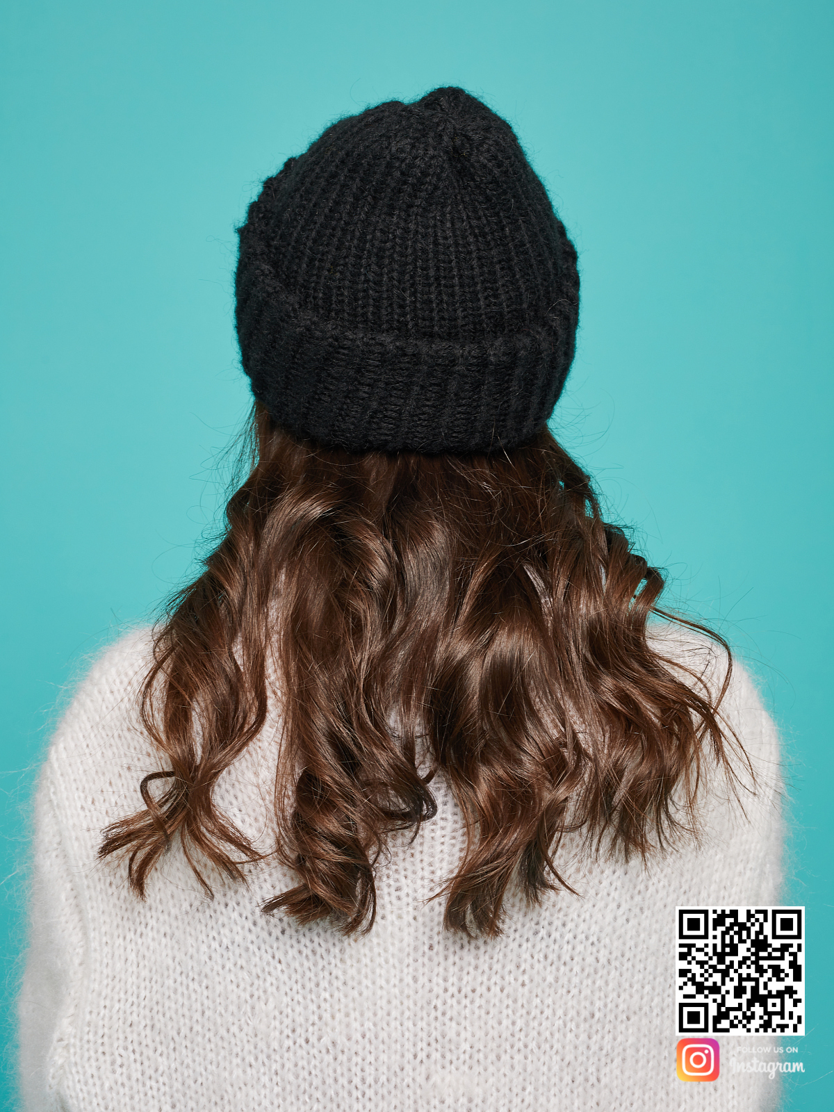 На четвертой фотографии черная вязаная шапка женская со спины от Shapar, бренда одежды и головных уборов ручной работы в интернет-магазине связанных спицами вещей.