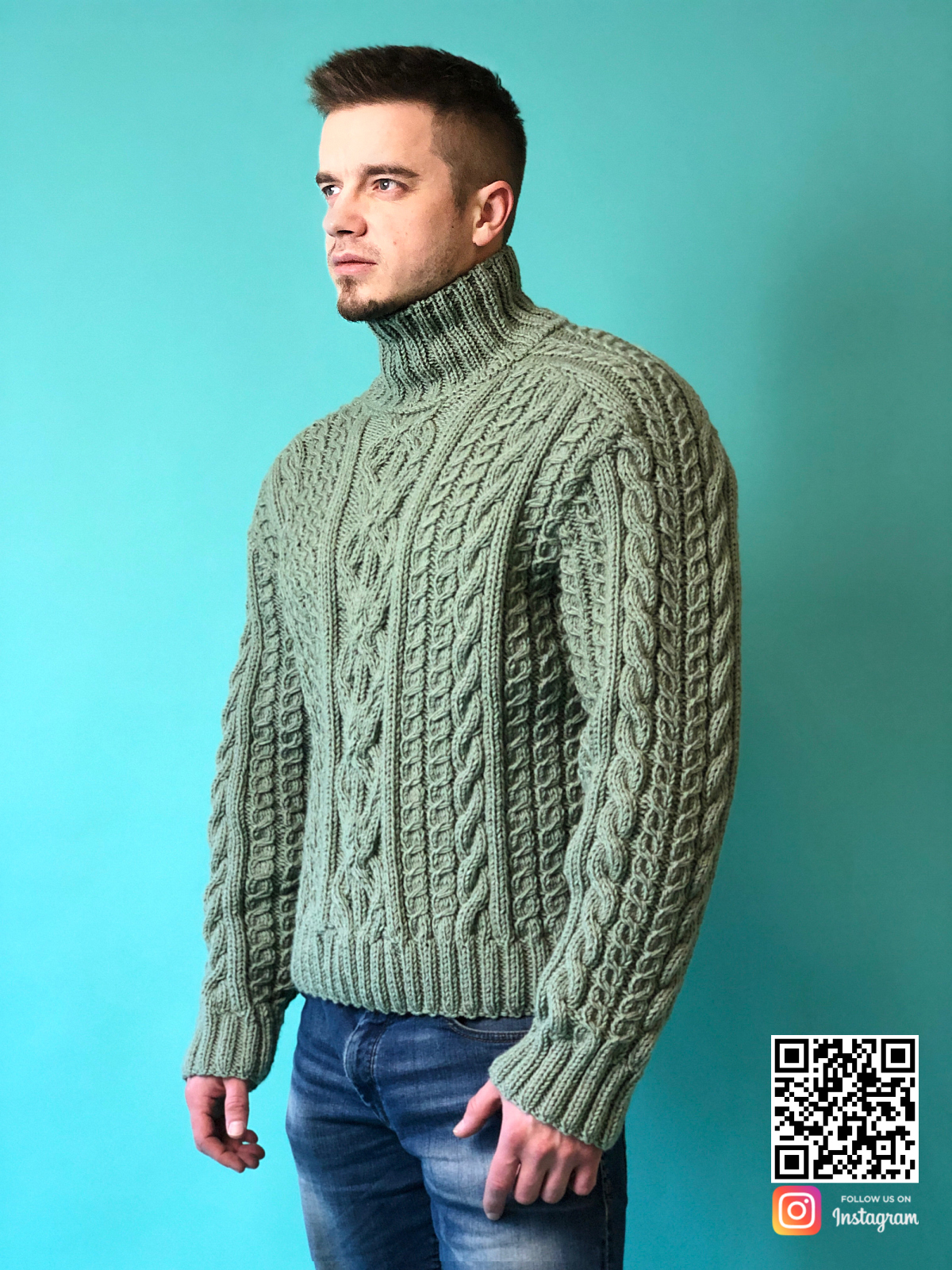 На фотографии мужской шерстяной свитер с горлом от Shapar, бренда вязаной одежды ручной работы в интернет-магазине связанных спицами вещей.