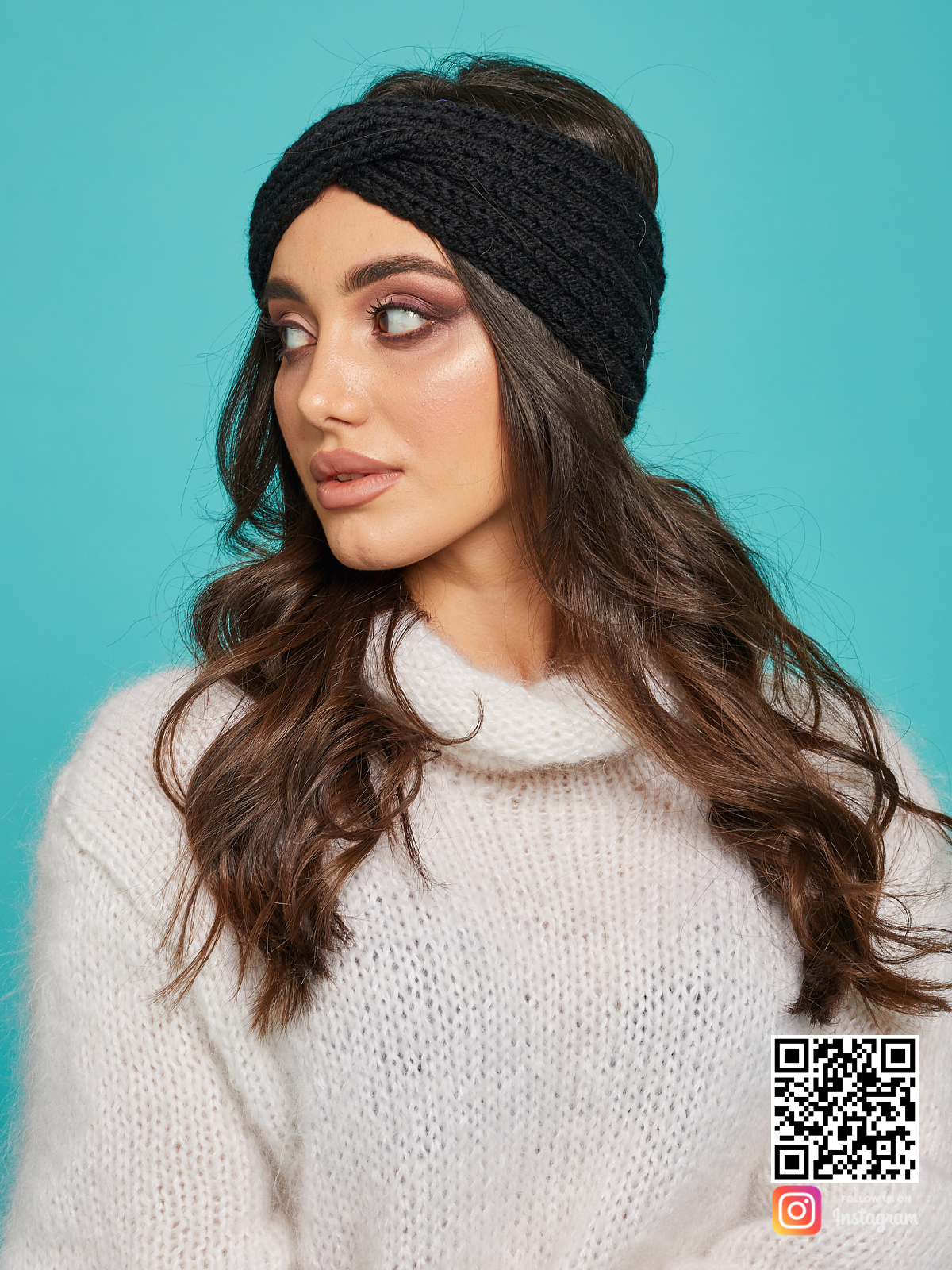 На второй фотографии женская повязка на голову черная вязаная от Shapar, бренда одежды ручной работы в интернет-магазине связанных спицами вещей.