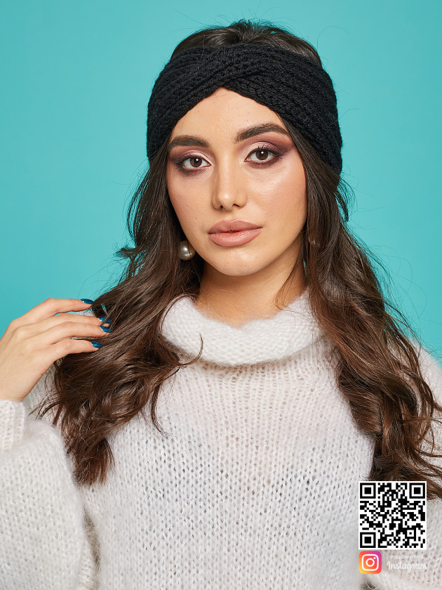 На фотографии повязка на голову черная вязаная от Shapar, бренда одежды ручной работы в интернет-магазине связанных спицами вещей.