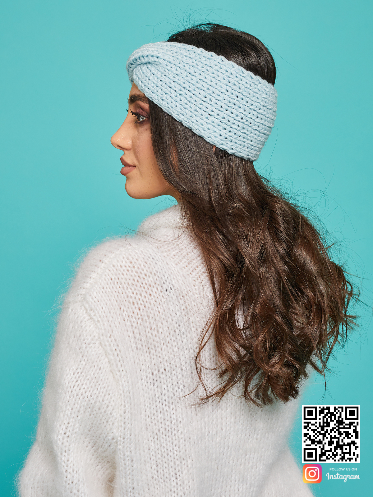 На третьей фотографии теплая повязка на голову голубая от Shapar, бренда вязаной одежды ручной работы в интернет-магазине связанных спицами вещей.