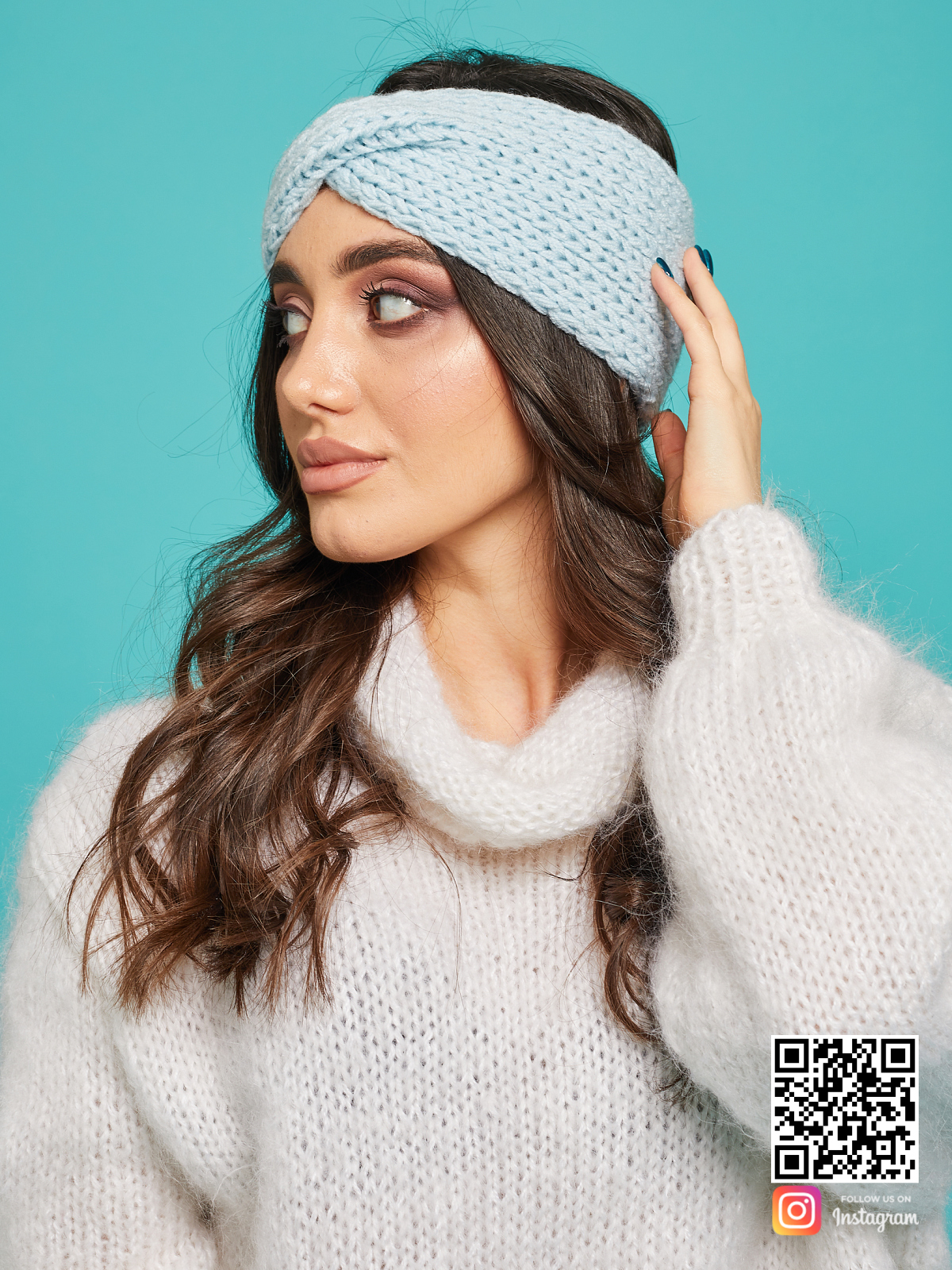 На второй фотографии женская повязка на голову голубая от Shapar, бренда вязаной одежды ручной работы в интернет-магазине связанных спицами вещей.