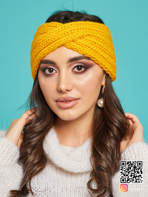 На фотографии повязка на голову желтая от Shapar, бренда вязаной одежды ручной работы в интернет-магазине связанных спицами вещей.