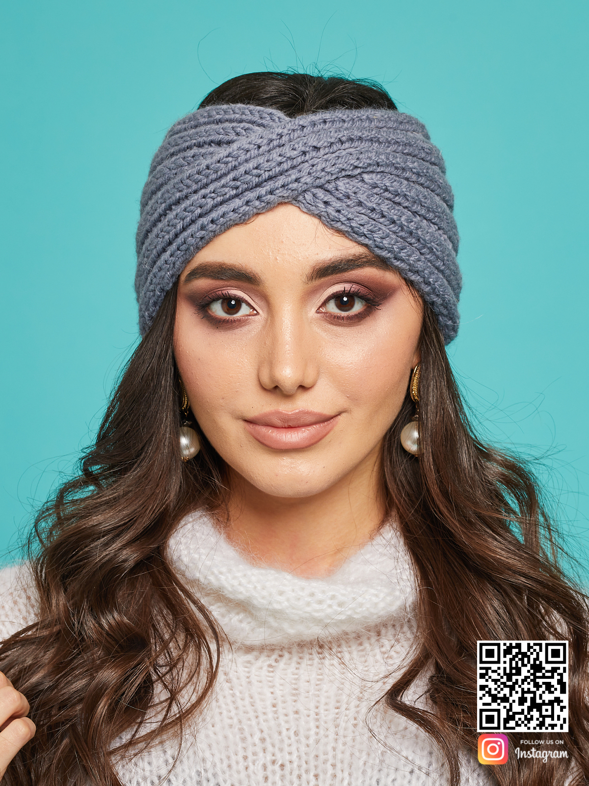На фотографии серая повязка на голову от Shapar, бренда вязаной одежды и головных уборов ручной работы в интернет-магазине связанных спицами вещей.
