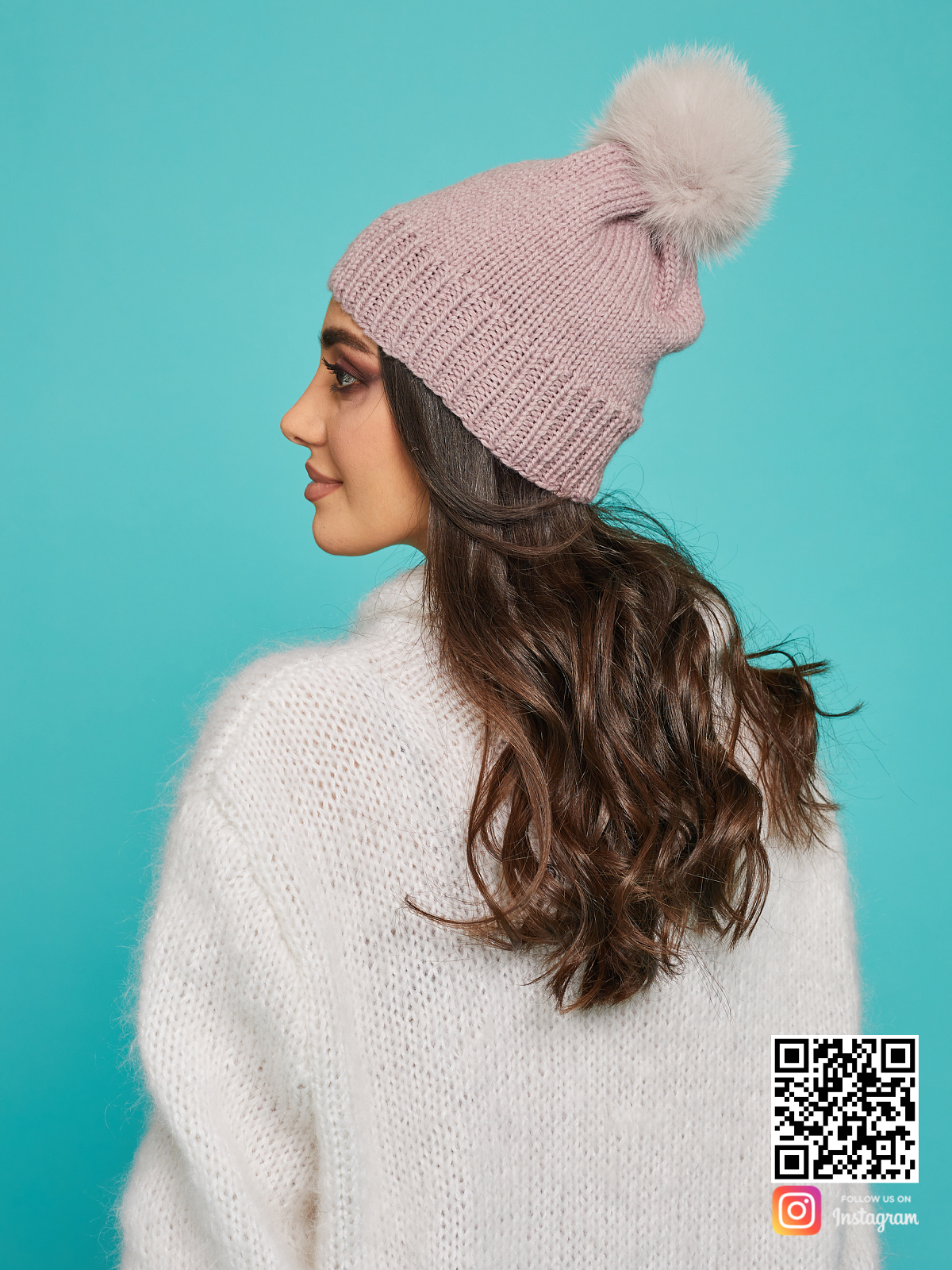 На четвертой фотографии женская шапка с помпоном из натурального меха от Shapar, бренда вязаной одежды и головных уборов ручной работы в интернет-магазине связанных спицами вещей.