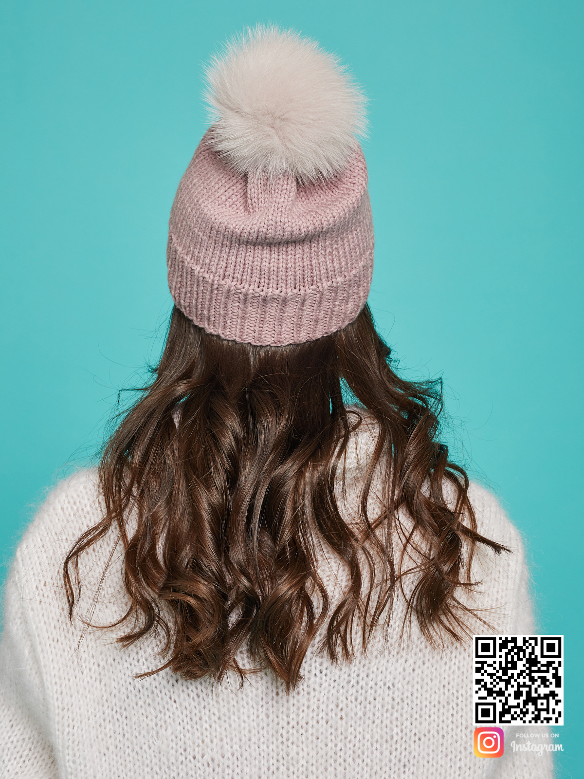 На третьей фотографии шапка с помпоном из натурального меха со спины от Shapar, бренда вязаной одежды и головных уборов ручной работы в интернет-магазине связанных спицами вещей.