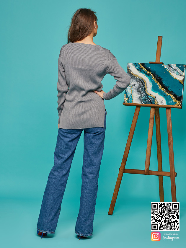 На второй фотографии женский базовый свитер со спины от Shapar, бренда вязаной одежды ручной работы в интернет-магазине связанных спицами вещей.