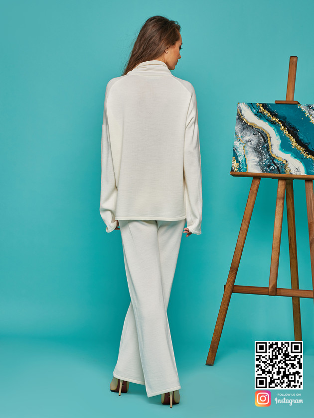 На второй фотографии женский белый костюм оверсай со спины от Shapar, бренда вязаной одежды ручной работы в интернет-магазине связанных спицами вещей.