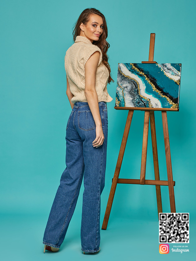 На второй фотографии женская бежевая жилетка со спины от Shapar, бренда вязаной одежды ручной работы в интернет-магазине связанных спицами вещей.