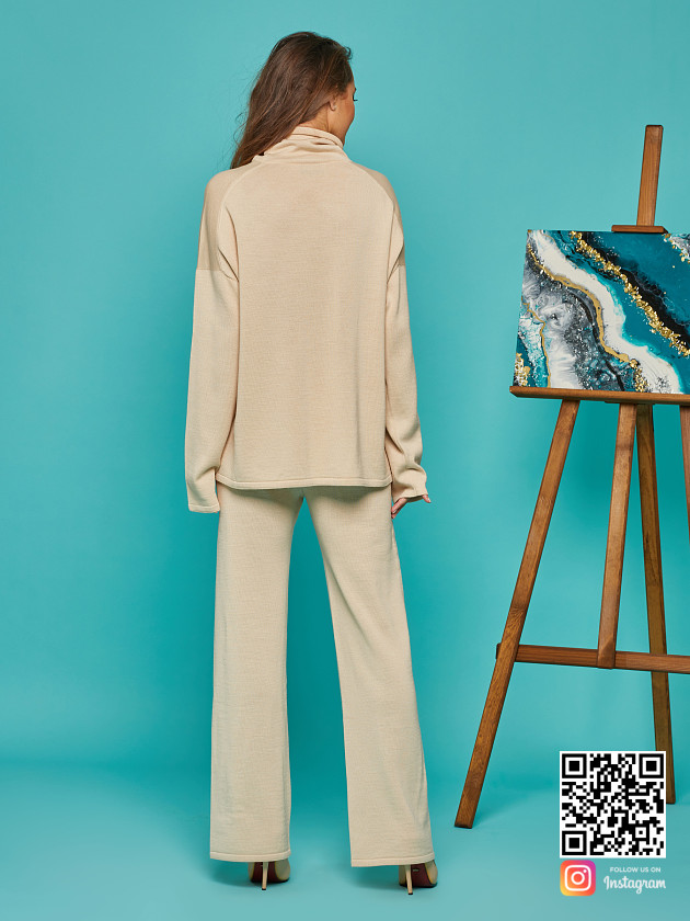 На второй фотографии женский бежевый брючный костюм со спины от Shapar, бренда вязаной одежды ручной работы в интернет-магазине связанных спицами вещей.