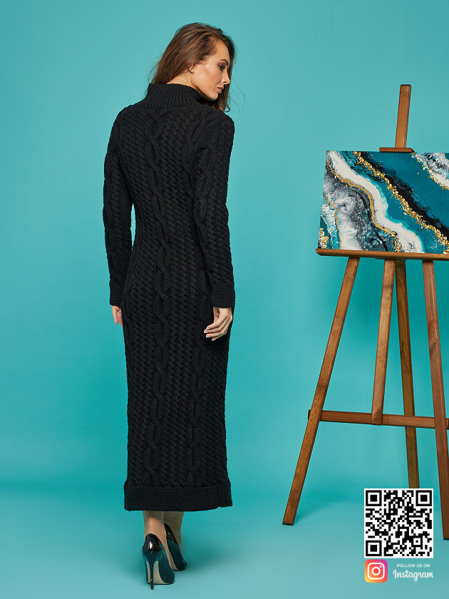 На второй фотографии черное вязаное длинное платье со спины от Shapar, бренда женской одежды ручной работы в интернет-магазине связанных спицами вещей.