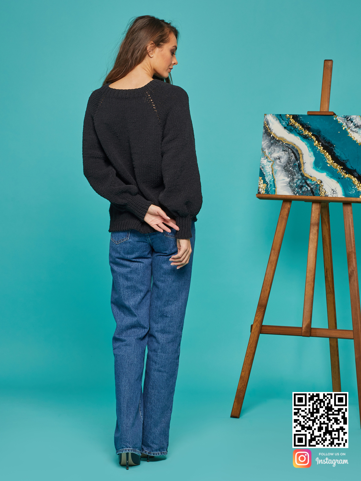 На второй фотографии черный вязаный свитер со спины от Shapar, бренда одежды ручной работы в интернет-магазине связанных спицами вещей.