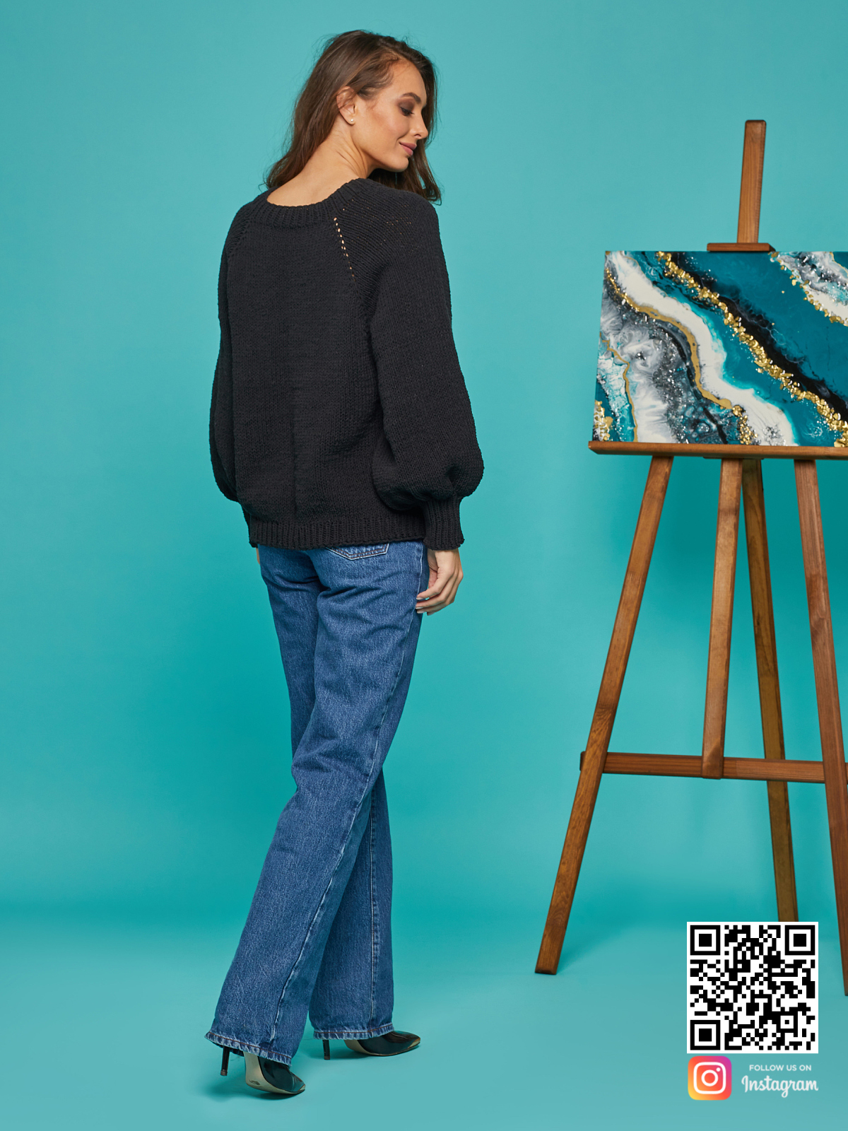 На пятой фотографии летний черный вязаный свитер от Shapar, бренда одежды ручной работы в интернет-магазине связанных спицами вещей.