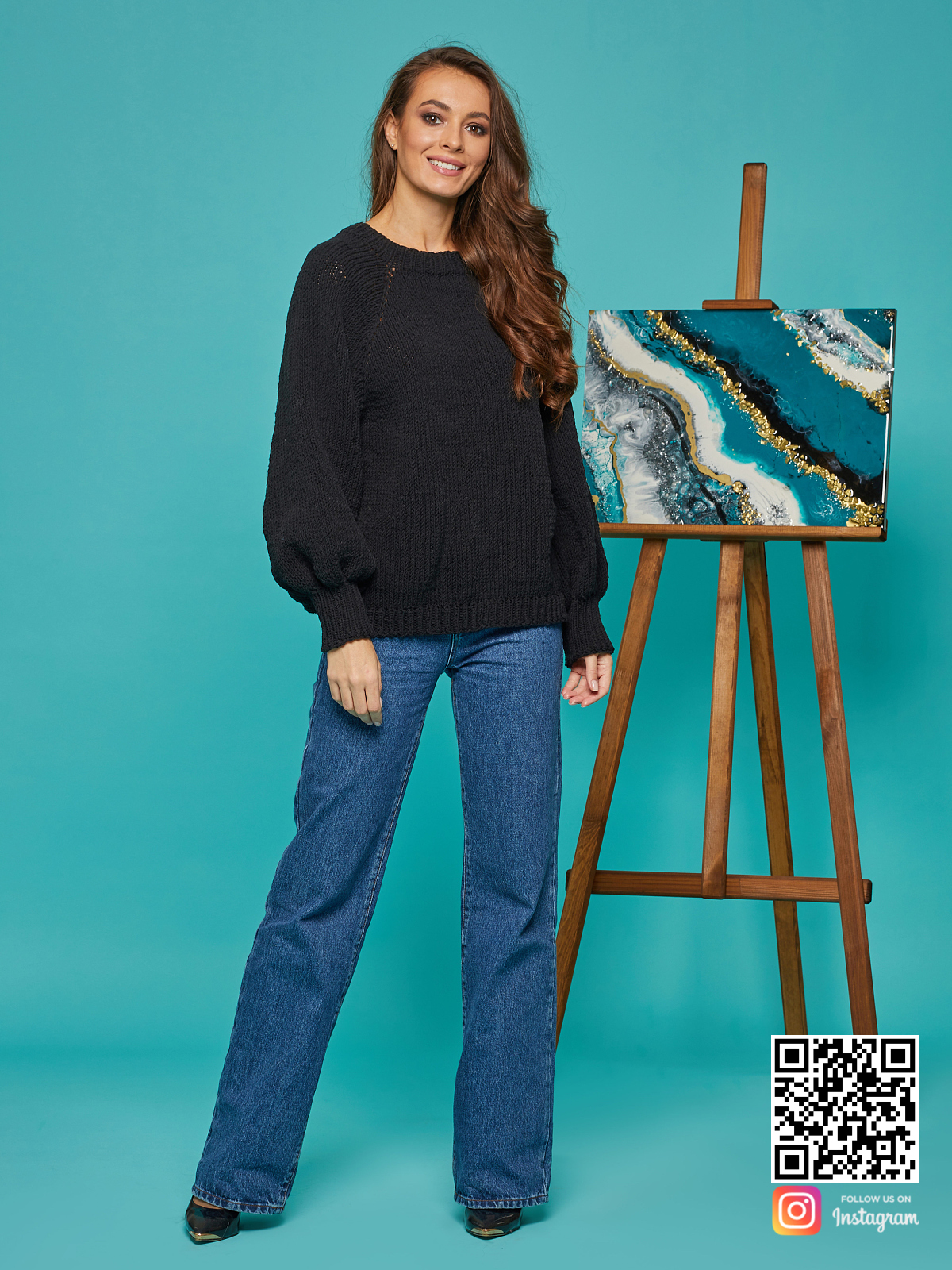 На шестой фотографии стильный черный вязаный свитер от Shapar, бренда одежды ручной работы в интернет-магазине связанных спицами вещей.