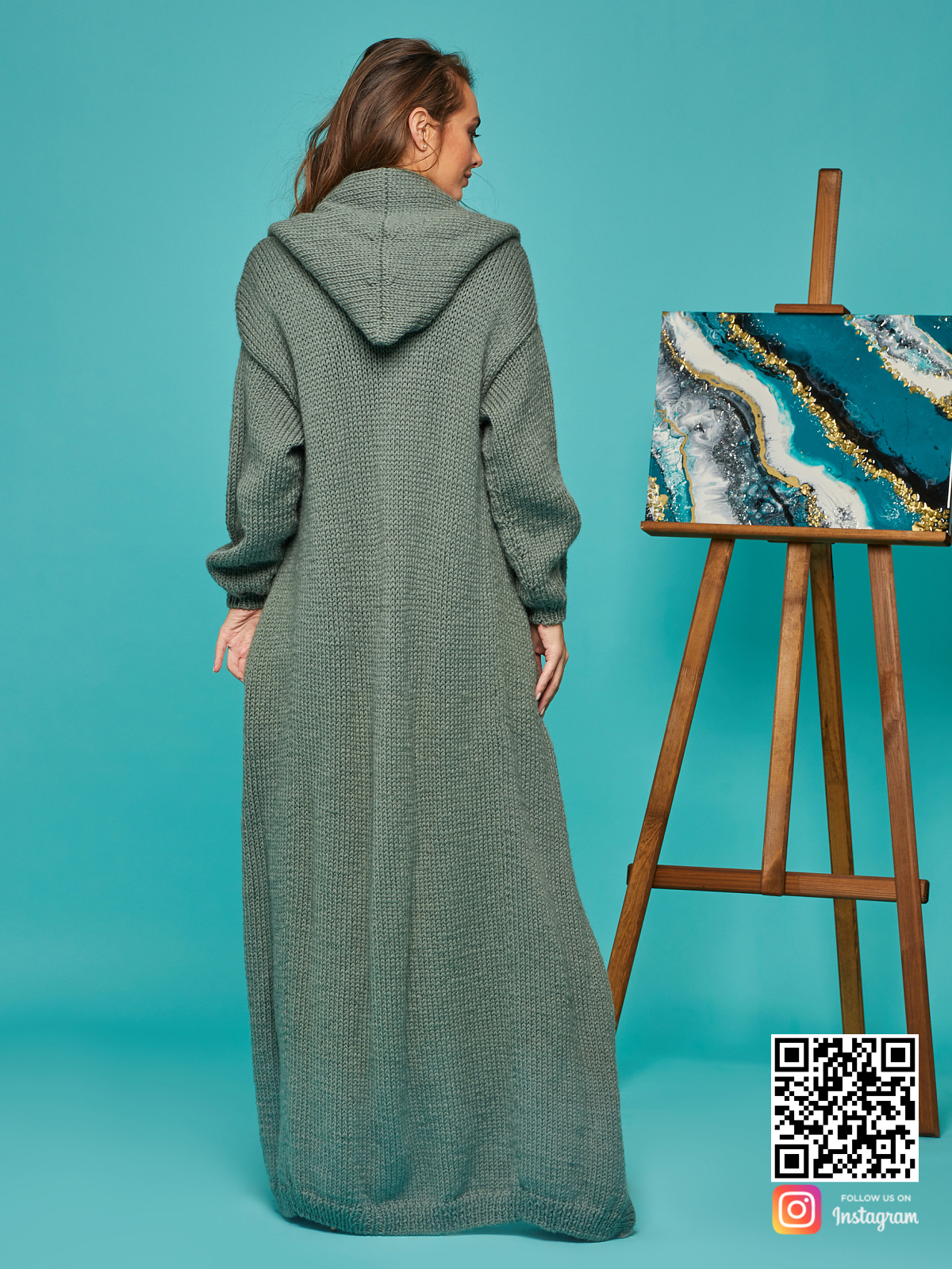 На второй фотографии женский длинный кардиган с капюшоном со спины от Shapar, бренда вязаной одежды ручной работы в интернет-магазине связанных спицами вещей.