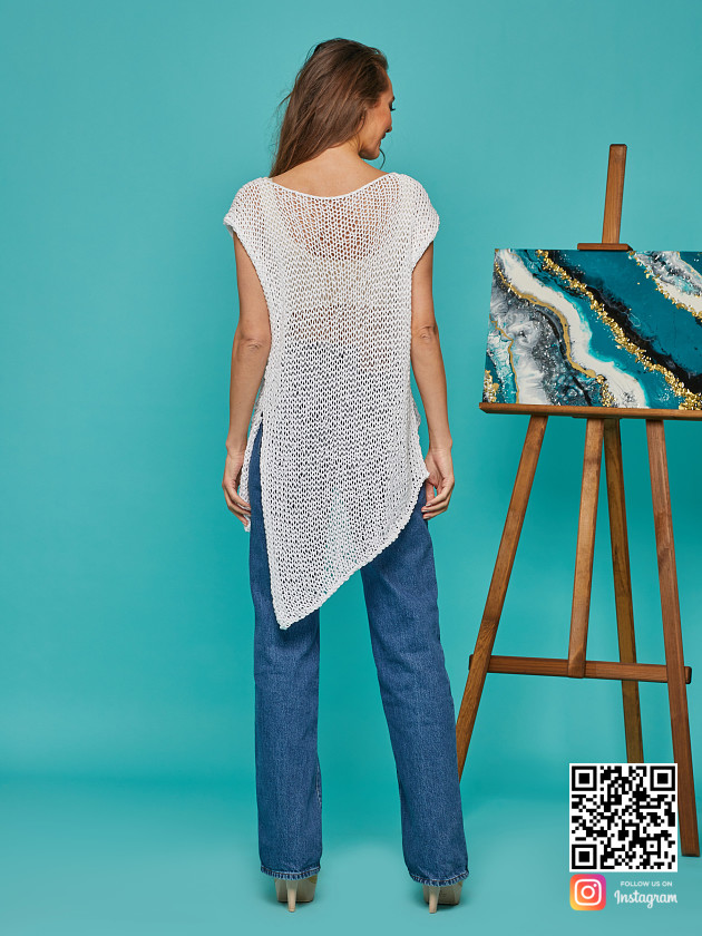 На второй фотографии женская футболка сетка со спины от Shapar, бренда вязаной одежды ручной работы в интернет-магазине связанных спицами вещей.