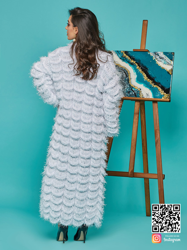 На второй фотографии голубой кардиган женский со спины от Shapar, бренда вязаной одежды ручной работы в интернет-магазине связанных спицами вещей.