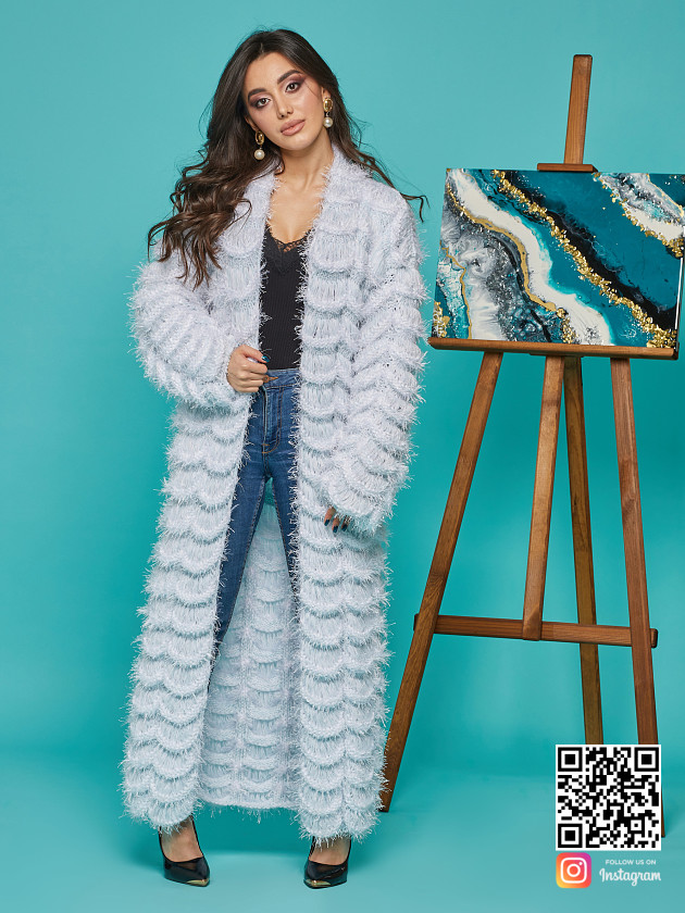 На фотографии голубой кардиган женский от Shapar, бренда вязаной одежды ручной работы в интернет-магазине связанных спицами вещей.