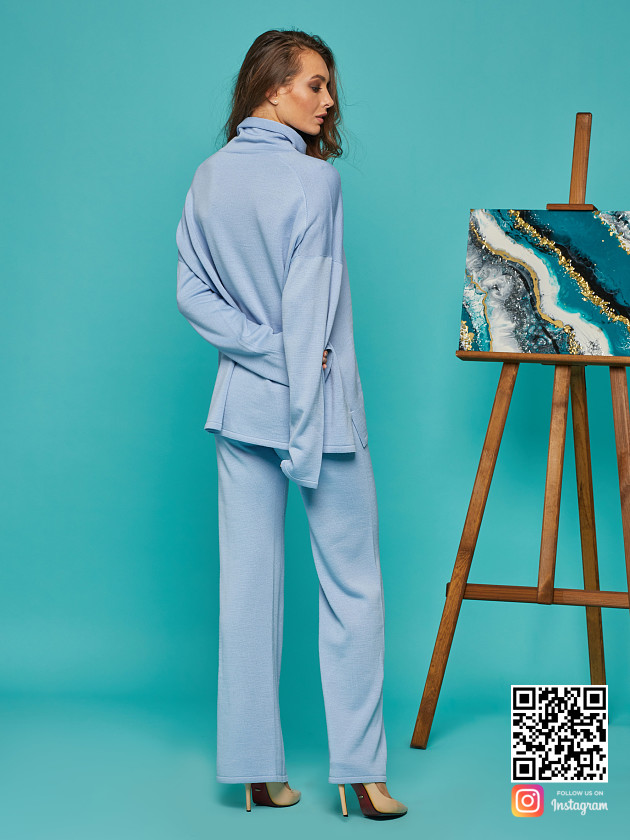 На второй фотографии голубой костюм женский со спины от Shapar, бренда вязаной одежды ручной работы в интернет-магазине связанных спицами вещей.