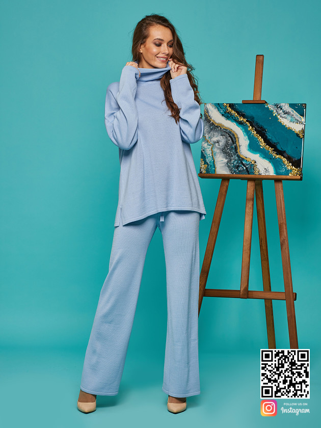 На фотографии голубой костюм женский от Shapar, бренда вязаной одежды ручной работы в интернет-магазине связанных спицами вещей.