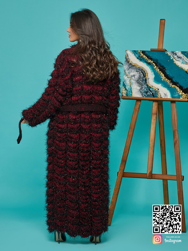 На второй фотографии женский кардиган бордового цвета со спины от Shapar, бренда вязаной одежды ручной работы в интернет-магазине связанных спицами вещей.
