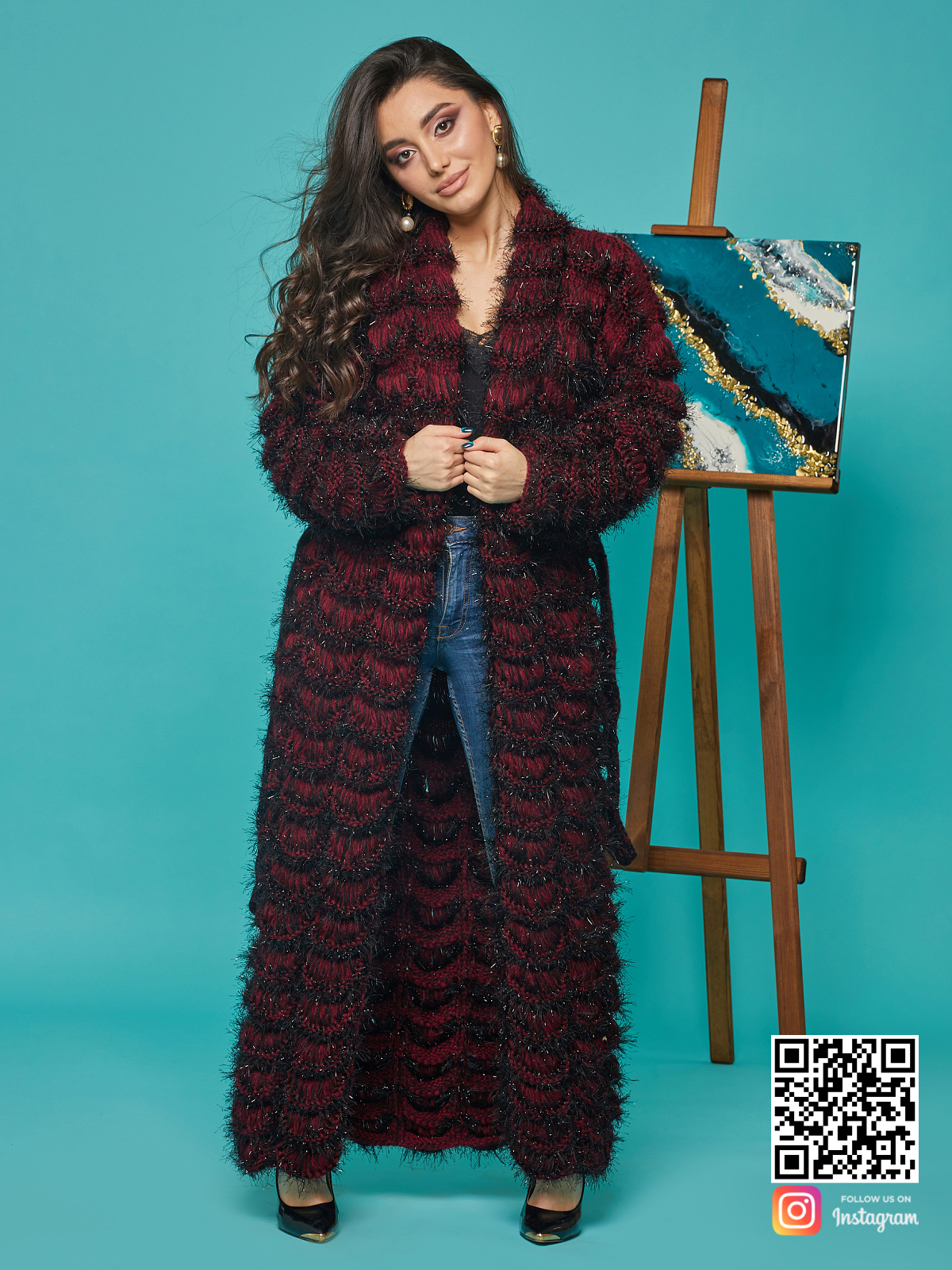 На фотографии женский кардиган бордового цвета от Shapar, бренда вязаной одежды ручной работы в интернет-магазине связанных спицами вещей.