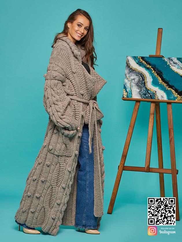 На второй фотографии кардиган женский оверсайз с поясом от Shapar, бренда вязаной одежды ручной работы в интернет-магазине связанных спицами вещей.