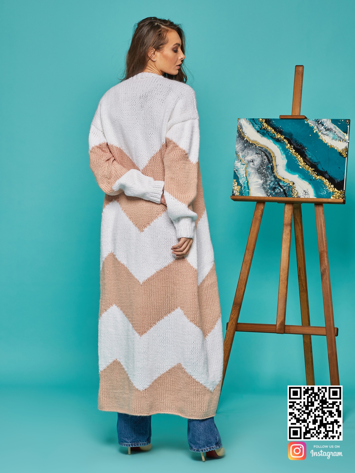 На второй фотографии женский кардиган зигзагом со спины от Shapar, бренда вязаной одежды ручной работы в интернет-магазине связанных спицами вещей.