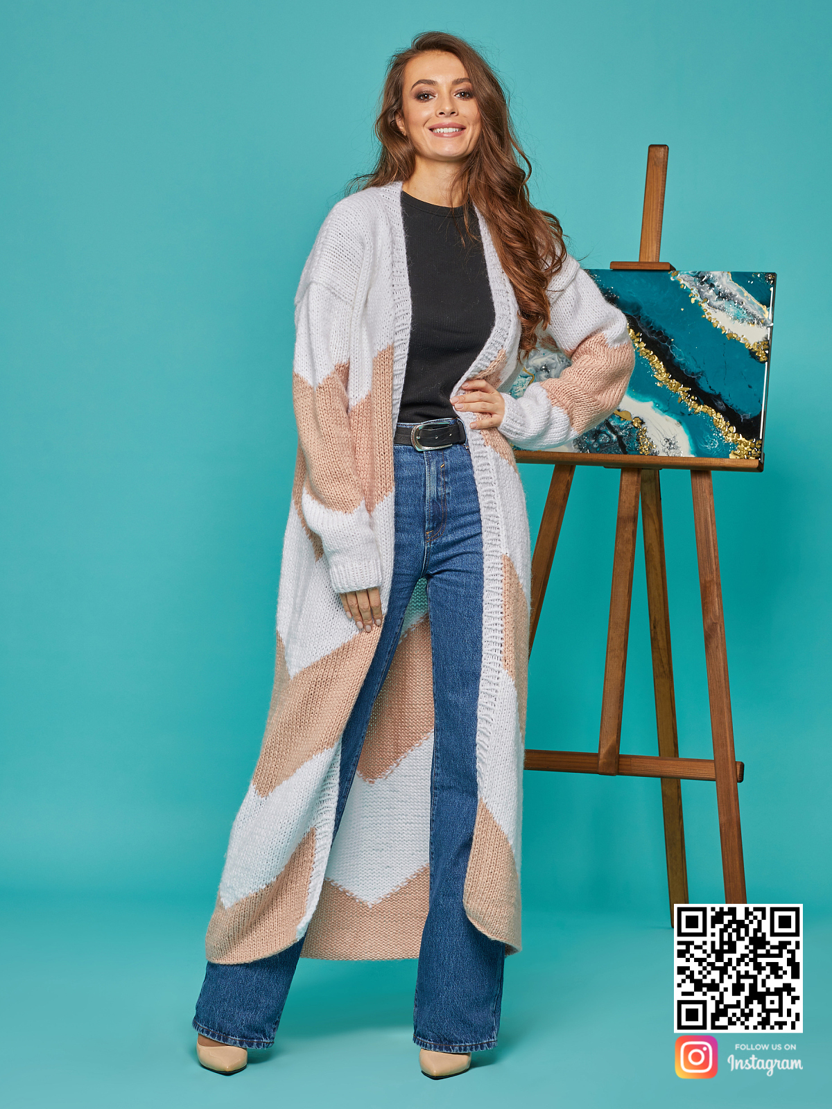 На фотографии женский кардиган зигзагом от Shapar, бренда вязаной одежды ручной работы в интернет-магазине связанных спицами вещей.