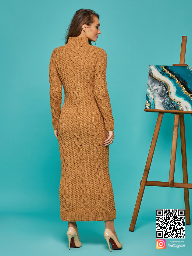 На второй фотографии коричневое вязаное платье со спины от Shapar, бренда женской одежды ручной работы в интернет-магазине связанных спицами вещей.