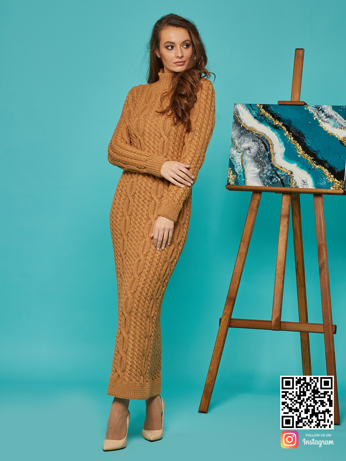 На фотографии коричневое вязаное платье от Shapar, бренда женской одежды ручной работы в интернет-магазине связанных спицами вещей.