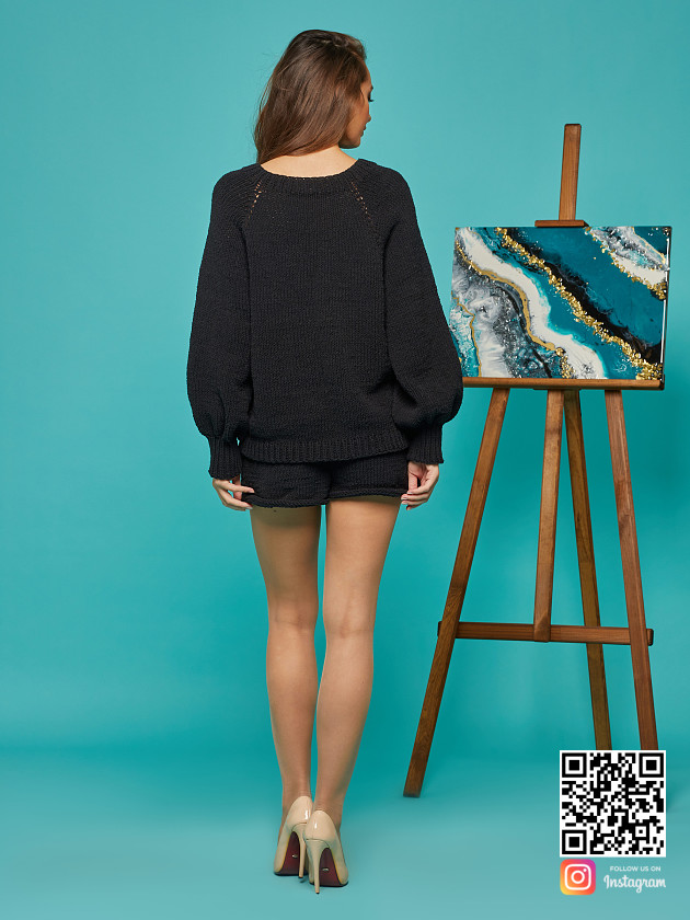 На второй фотографии костюм с шортами женский со спины от Shapar, бренда вязаной одежды ручной работы в интернет-магазине связанных спицами вещей.