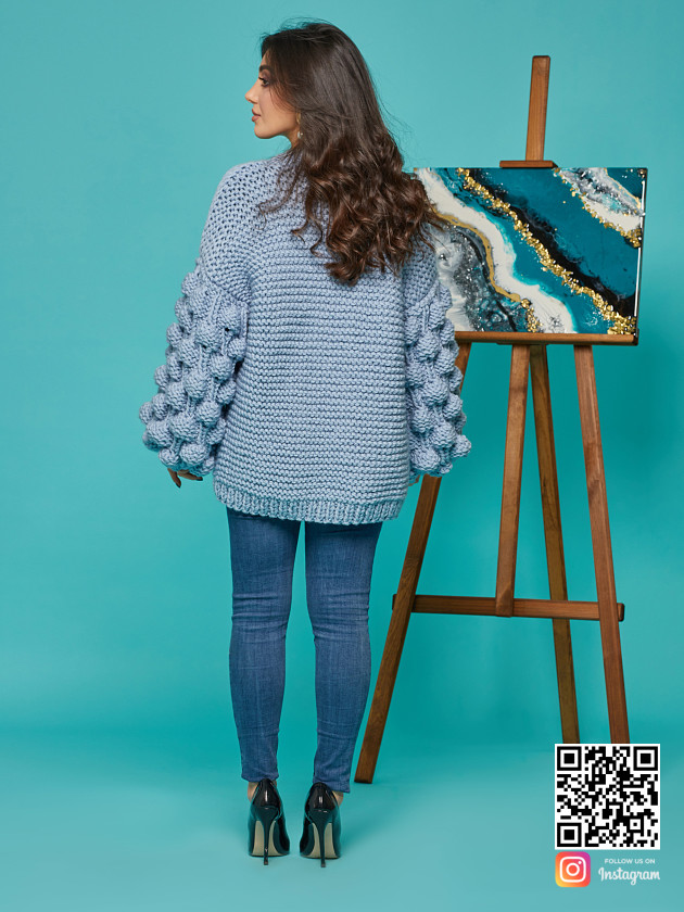 На второй фотографии красивый кардиган для женщин со спины от Shapar, бренда вязаной одежды ручной работы в интернет-магазине связанных спицами вещей.