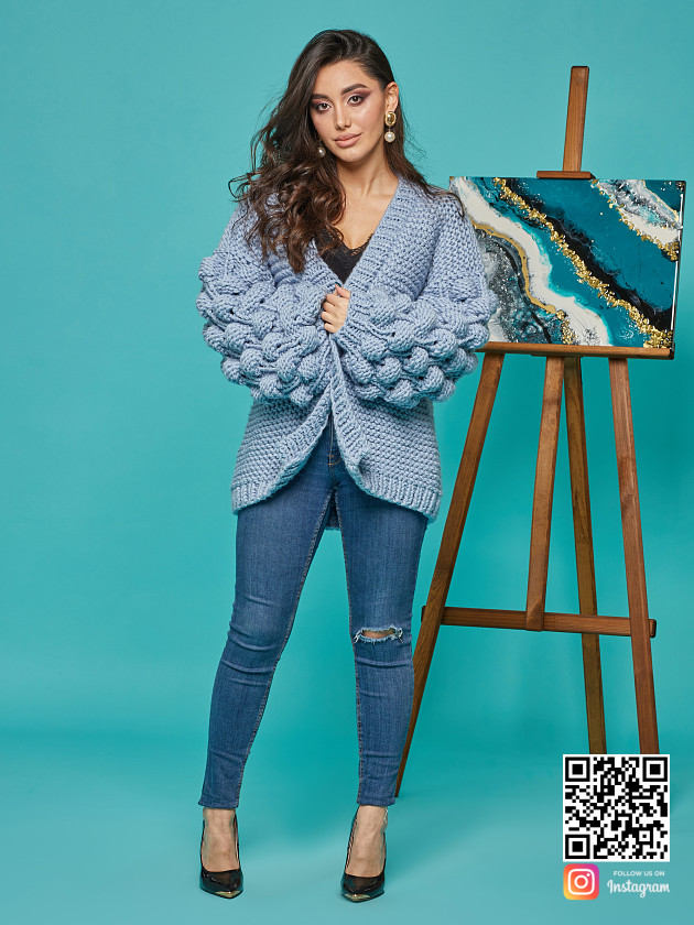 На фотографии красивый кардиган для женщин от Shapar, бренда вязаной одежды ручной работы в интернет-магазине связанных спицами вещей.