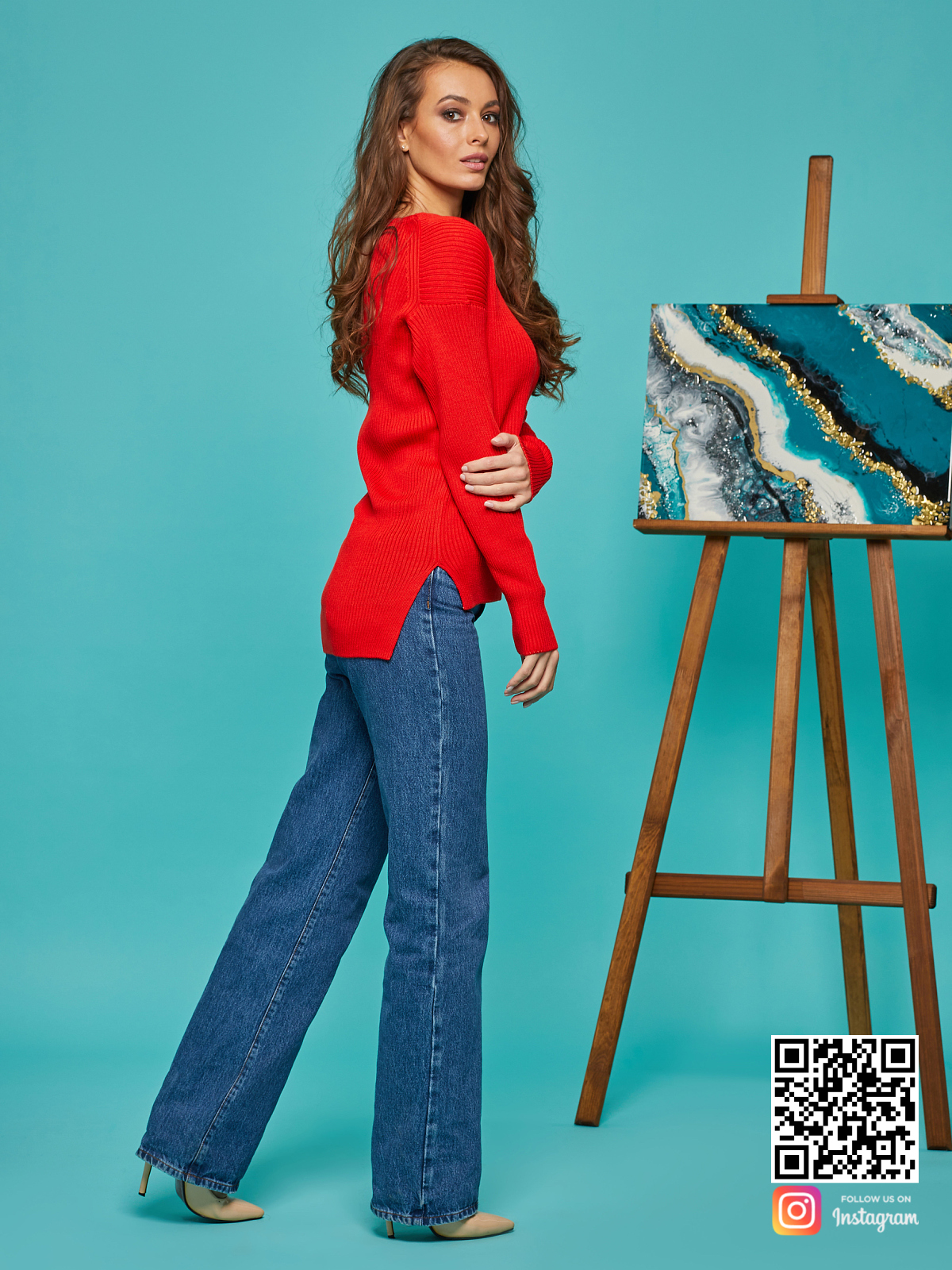 На пятой фотографии трикотажный красный пуловер от Shapar, бренда вязаной одежды ручной работы в интернет-магазине связанных спицами вещей.