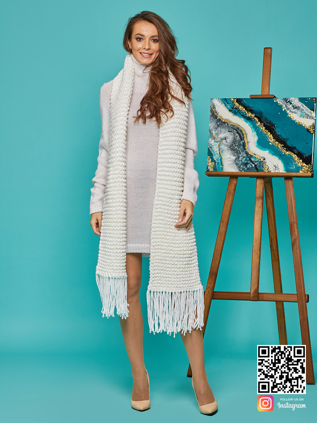На фотографии женский крупный шарф от Shapar, бренда вязаной одежды ручной работы в интернет-магазине связанных спицами вещей.