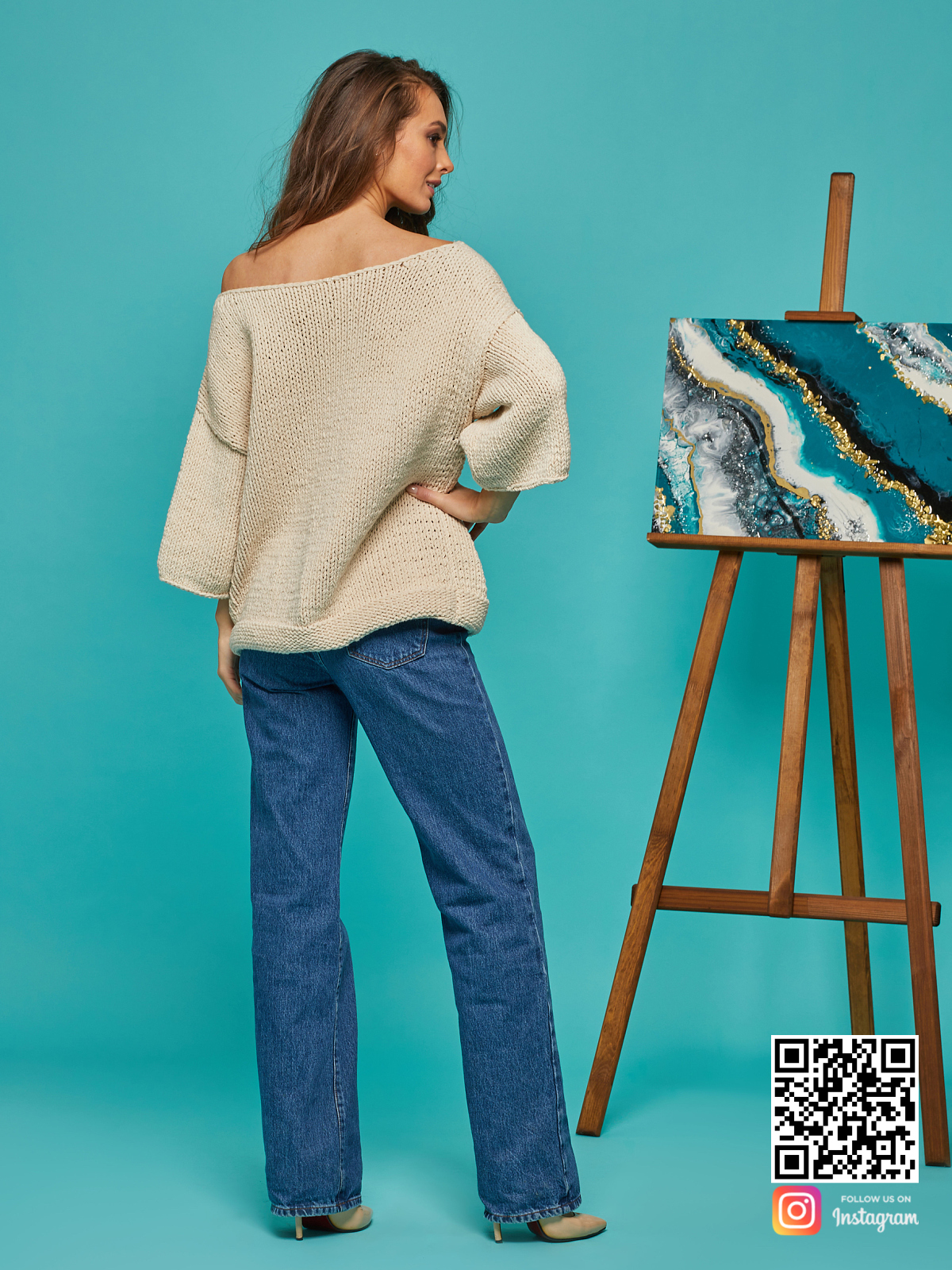 На второй фотографии женский летний свитер бежевого цвета от Shapar, бренда вязаной одежды ручной работы в интернет-магазине связанных спицами вещей.