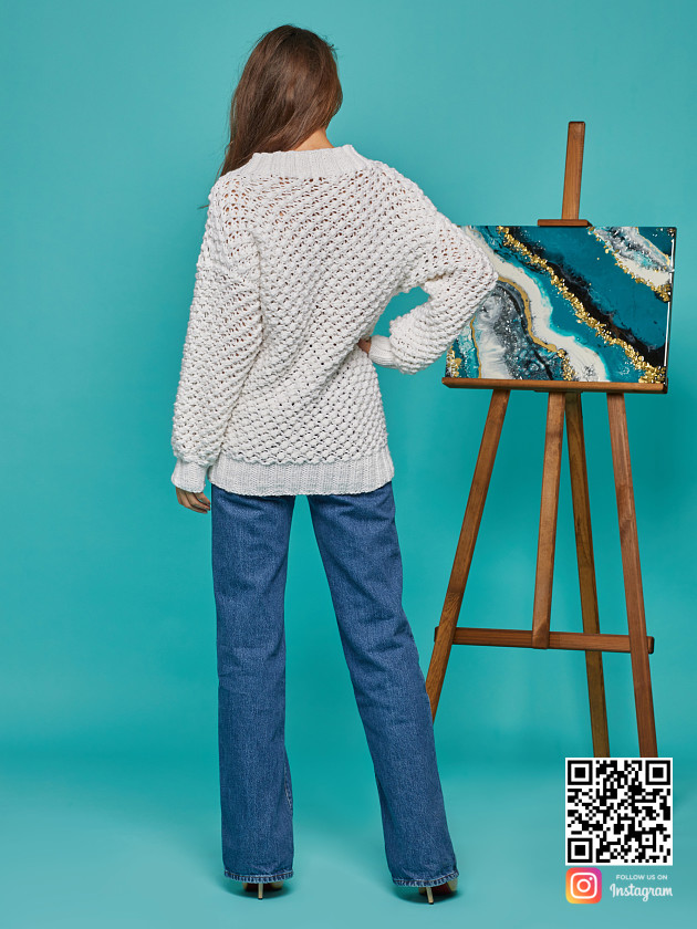 На второй фотографии женский молодежный пуловер со спины от Shapar, бренда вязаной одежды ручной работы в интернет-магазине связанных спицами вещей.
