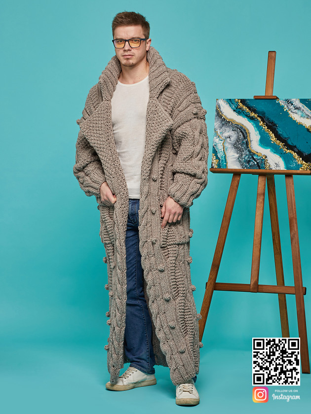 На фотографии мужской кардиган оверсайз от Shapar, бренда вязаной одежды ручной работы в интернет-магазине связанных спицами вещей.