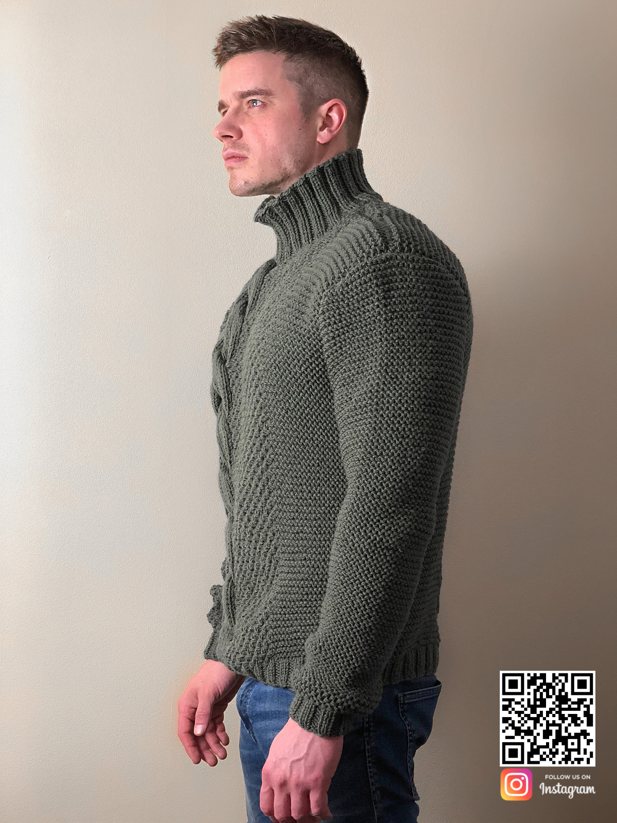 На третьей фотографии мужской свитер с косой с высоким воротником от Shapar, бренда вязаной одежды ручной работы в интернет-магазине связанных спицами вещей.