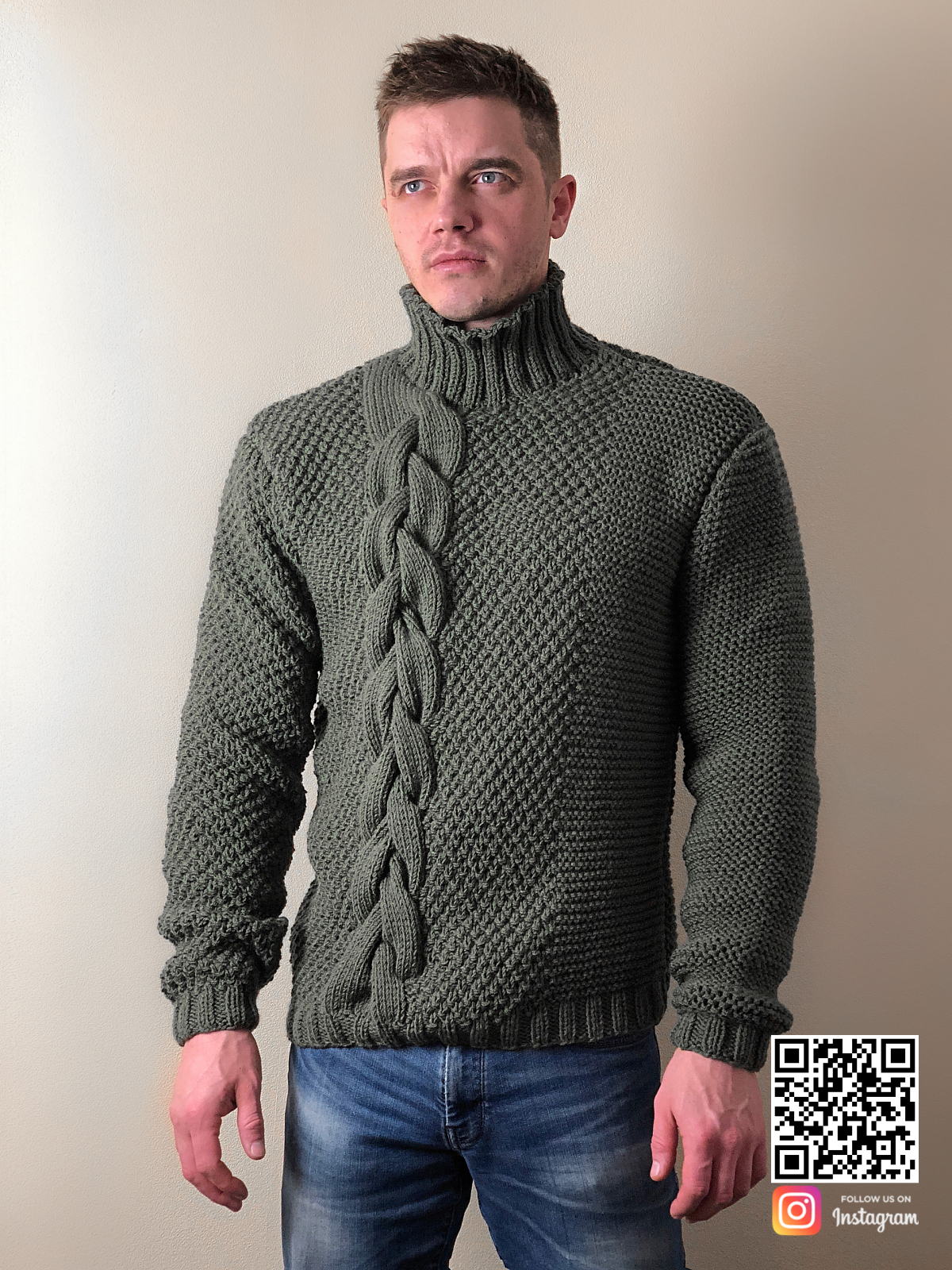 На фотографии мужской свитер с косой от Shapar, бренда вязаной одежды ручной работы в интернет-магазине связанных спицами вещей.