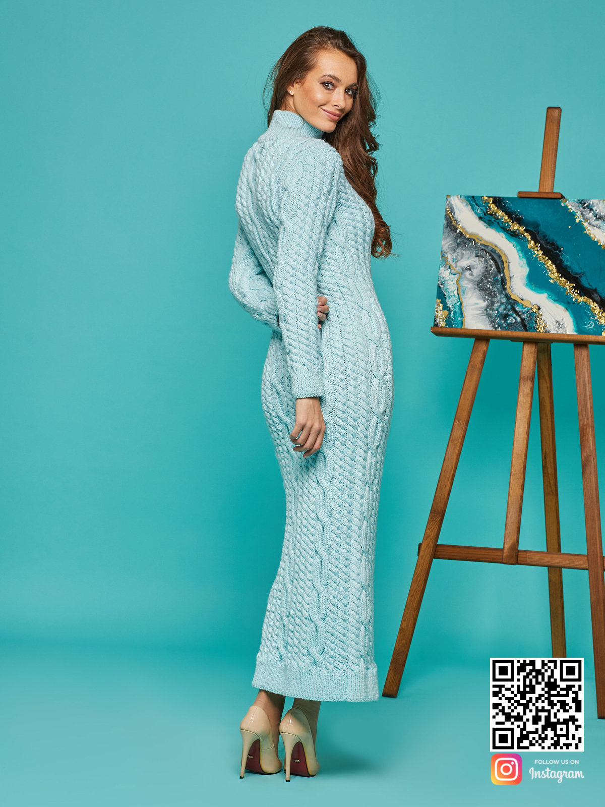 На пятой фотографии теплое вязаное платье с косами от Shapar, бренда женской одежды ручной работы в интернет-магазине связанных спицами вещей.