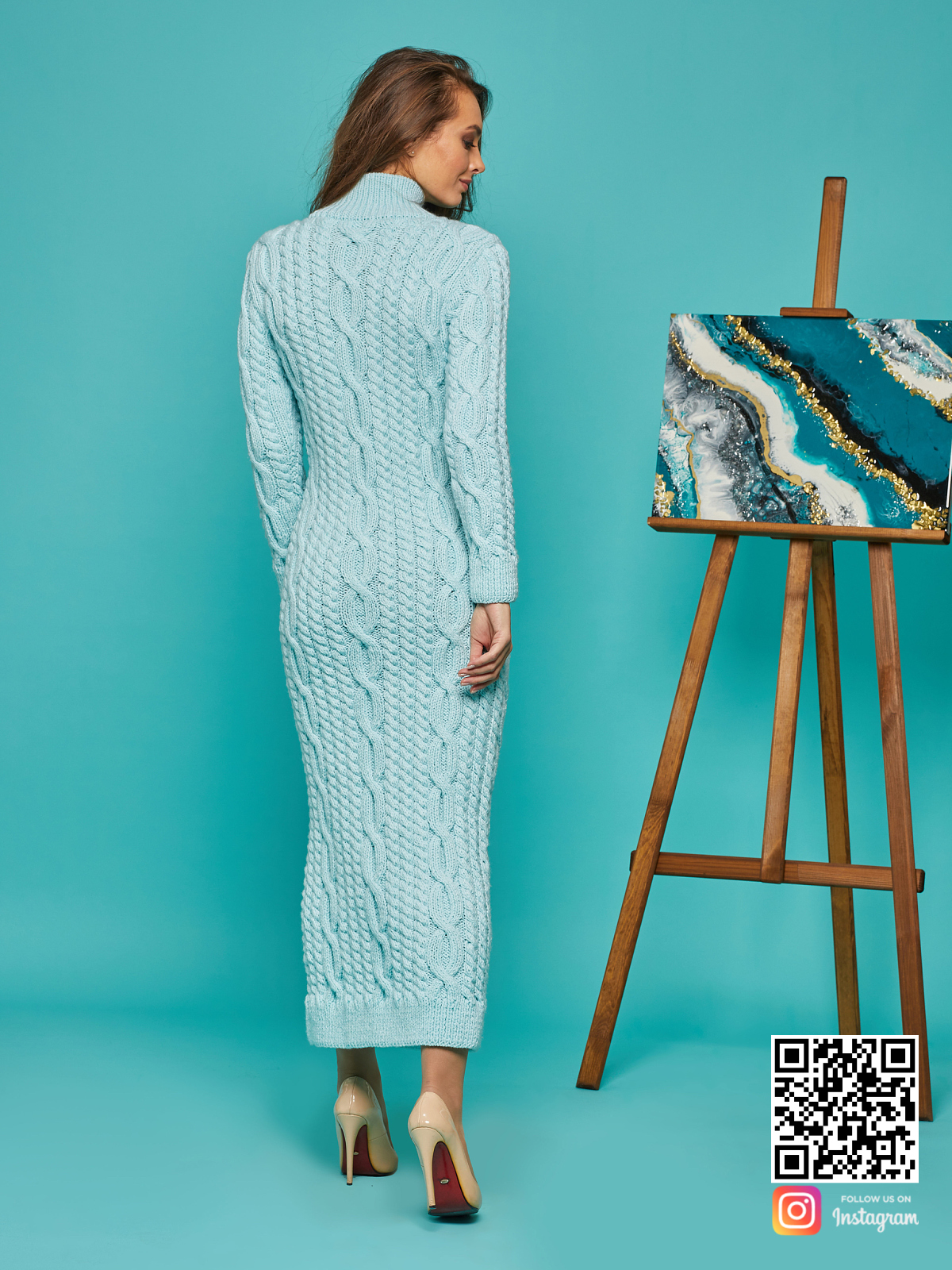 На второй фотографии вязаное платье с косами от Shapar, бренда женской одежды ручной работы в интернет-магазине связанных спицами вещей.