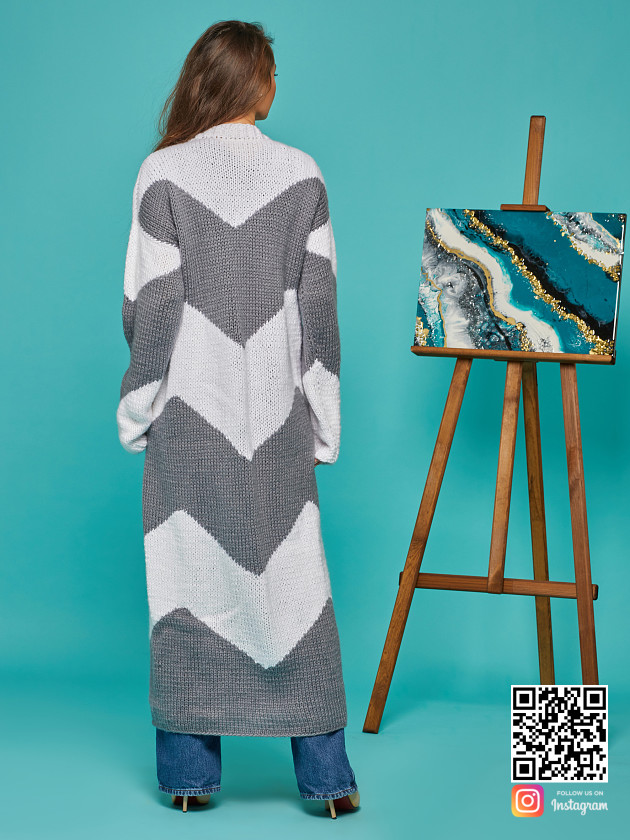 На второй фотографии женский серо-белый кардиган со спины от Shapar, бренда вязаной одежды ручной работы в интернет-магазине связанных спицами вещей.