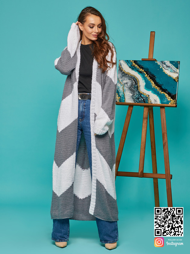 На фотографии женский серо-белый кардиган от Shapar, бренда вязаной одежды ручной работы в интернет-магазине связанных спицами вещей.